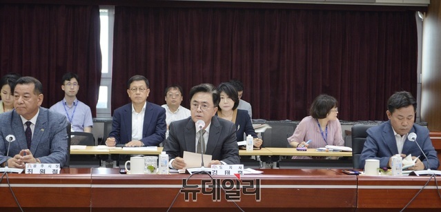▲ 김태흠 충남도지사가 19일 도청에서 2023 대백제전 추진상황 보고회에서 모두 발언을 하고 있다. 사진 왼쪽은 최원철 공주시장, 우측은 박정현 부여군수.ⓒ김정원 기자
