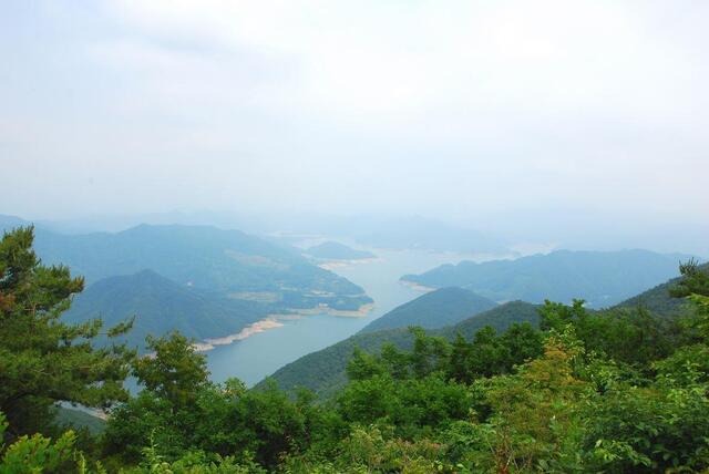 ▲ 계명산 헬기장에서 바라본 충주호.ⓒ진경수 山 애호가