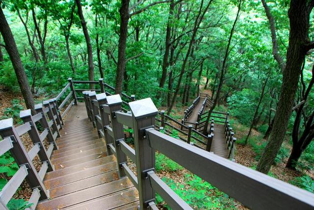 ▲ 급경사 구간에 설치된 계단.ⓒ진경수 山 애호가