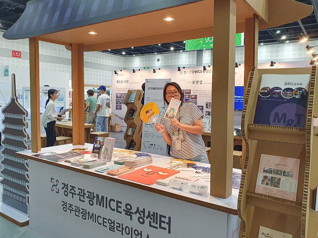 ▲ 경주엑스포대공원은 경주 로컬브랜드페어에서 관람객들을 대상으로 공원안내와 함께 홍보용 부채 및 리플릿 등을 제공했다.ⓒ경주엑스포