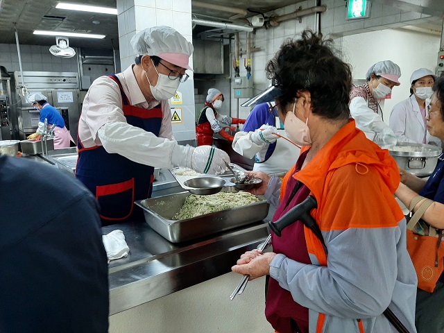 ▲ 김복조 이사장이 19일 오전 포항시 노인복지회관을 찾아 배식 봉사활동을 하고 있다.ⓒ포항시설관리공단