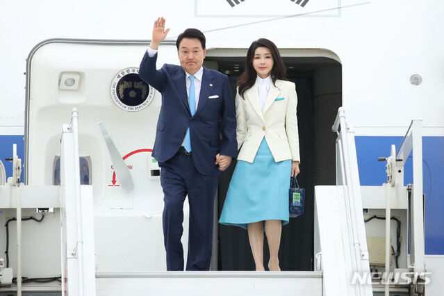 ▲ 제172차 국제박람회기구(BIE) 총회 참석차 파리를 방문한 윤석열 대통령과 부인 김건희 여사가 19일(현지시간) 파리 오를리 국제공항에 도착해 공군 1호기에서 내리고 있다.ⓒ뉴시스
