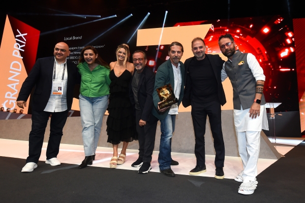 ▲ 인쇄&출판 라이언즈 그랑프리 수상팀이 시상식 무대에 올라 기념 사진을 찍고 있다. ⓒCANNES LIONS