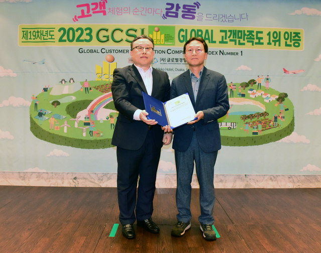 ▲ 박성섭 티웨이항공 화물대외담당 상무(오른쪽)가 글로벌고객만족도 LCC부문 수상 기념 촬영을 하고 있다. ⓒ티웨이항공