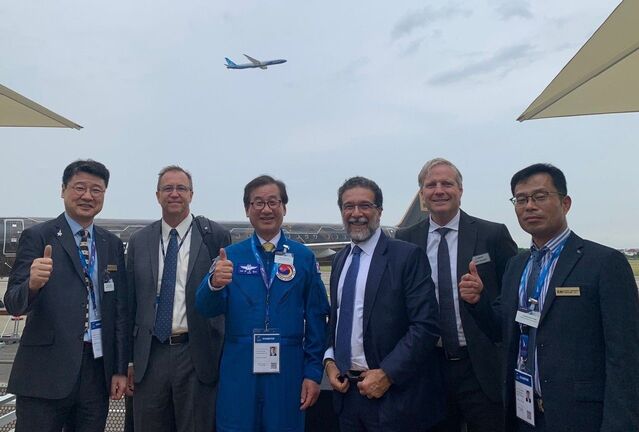 ▲ 강구영 KAI 사장(왼쪽 세번째)과 Ihssane mounir 보잉 구매본부장(왼쪽 네번째)이 면담 후 기념사진을 찍고 있다.ⓒKAI