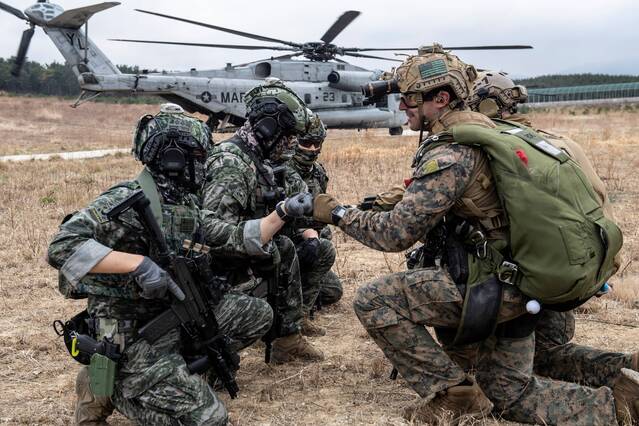 ▲ 한미연합특수작전훈련이 시행된 지난 3월23일 경북 포항에서 한미 해병대 수색팀이 공중 강하를 위한 전술토의 후 결의를 다지고 있다. ⓒ해병대