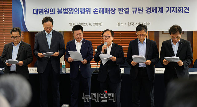 ▲ (왼쪽부터) 중견련 박양균 정책본부장, 전경련 추광호 경제산업본부장, 무협 김고현 전무, 경총 이동근 상근부회장, 대한상의 강석구 조사본부장, 중기중앙회 이명로 인력정책본부장 ⓒ서성진 기자