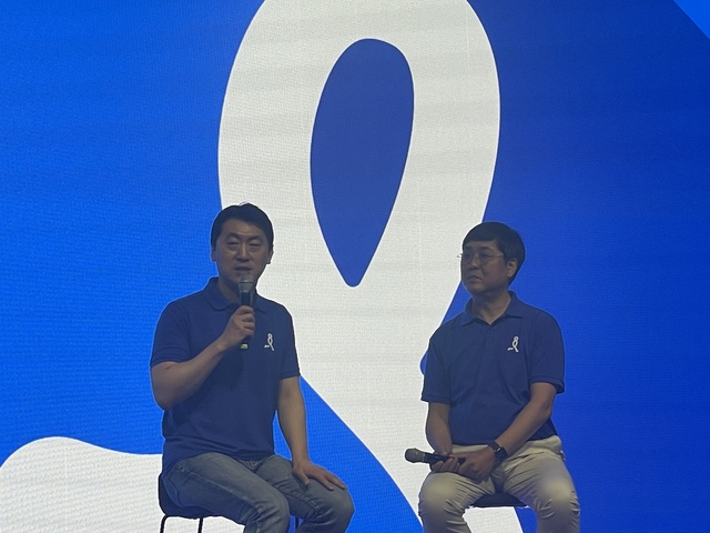 ▲ 김종윤 야놀자클라우드 공동대표(오른쪽)와 최휘영 인터파크트리플 대표(왼쪽)가 기자들의 질문에 답변하고 있다.ⓒ이가영 기자