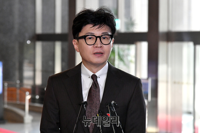 ▲ 한동훈 법무부 장관이 지난달 16일 국회에서 열린 법제사법위원회 전체회의에 출석하던 중 취재진 질문에 답하고 있다. ⓒ이종현 기자