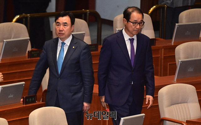 ▲ 윤관석·이성만 무소속 의원 12일 오후 국회 본회의에서 본인의 체포동의안 투표를 마치고 이동하고 있다. ⓒ이종현 기자