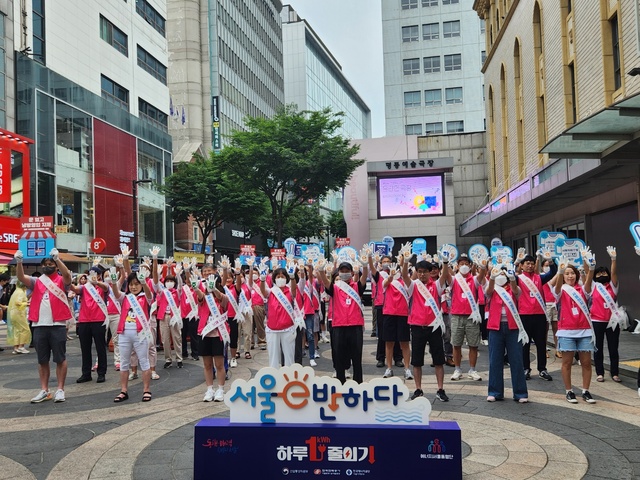▲ 20일 오후 2시 명동국립예술극장 앞에서 에너지서울동행단 80여명이 플래시몹(공연)을 진행하고 있다. ⓒ진선우 기자