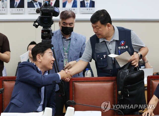 ▲ 20일 오후 세종시 정부세종청사 최저임금위원회 회의실에서 열린 제6차 전원회의에서 사용자위원인 류기정 한국경영자총협회 전무(왼쪽)와 근로자위원인 류기섭 한국노총 사무총장이 인사하고 있다.ⓒ연합뉴스