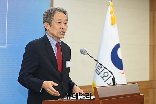 ▲ 김원수 전 유엔 사무차장 겸 군축 고위대표가 19일 오후 국립외교원 외교안보연구소(소장 이문희), 한국핵정책학회(학회장 이상현), 한국원자력통제기술원이 서울 서초구 국립외교원에서 공동주최한 비확산‧원자력 학술회의에서 기조연설을 하고 있다. ⓒ서성진 기자