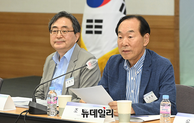 ▲ 신동익 전 오스트리아 대사 겸 주비엔나 국제기구 대사(왼쪽)와 조청원 후행핵주기고등기술원 이사장(오른쪽)은 19일 오후 국립외교원 외교안보연구소(소장 이문희), 한국핵정책학회(학회장 이상현), 한국원자력통제기술원이 서울 서초구 국립외교원에서 공동주최한 비확산‧원자력 학술회의 제1세션에서 각각 발제자와 사회자로 참여했다. ⓒ서성진 기자