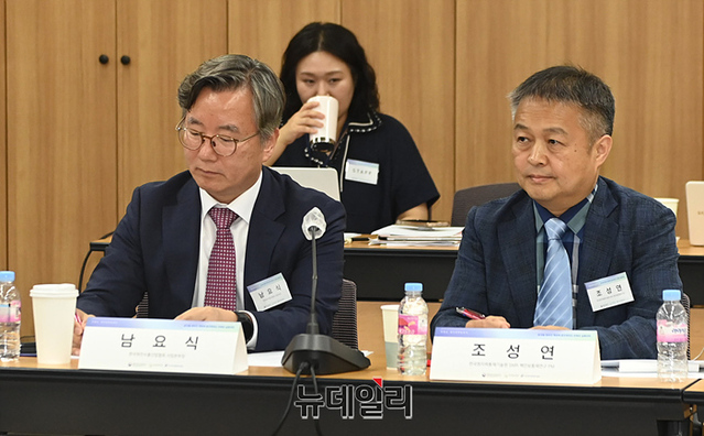 ▲ 남요식 한국원전수출산업협회 사업본부장(왼쪽)과 조성연 한국원자력통제기술원 SMR 핵안보통제연구 PM(오른쪽)이 19일 오후 국립외교원에서 열린 비확산‧원자력 학술회의에 발제자로 참여했다. ⓒ서성진 기자