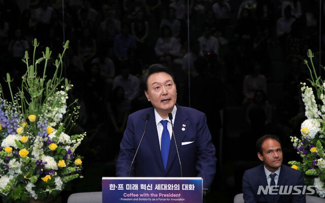 ▲ 윤석열 대통령이 20일(현지시간) 파리에 위치한 세계 최대 스타트업 캠퍼스인 '스테이션 F' 에서 열린 한-프 미래 혁신 세대와의 대화에서 발언하고 있다. ⓒ뉴시스