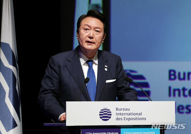 ▲ 윤석열 대통령이 20일(현지시간) 파리 이시레물리노에서 열린 제172차 국제박람회기구(BIE) 총회에서 진행된 2030 세계박람회 경쟁 프레젠테이션(PT)에서 부산엑스포 유치를 위한 영어 연설을 하고 있다.ⓒ뉴시스(사진=공동취재)