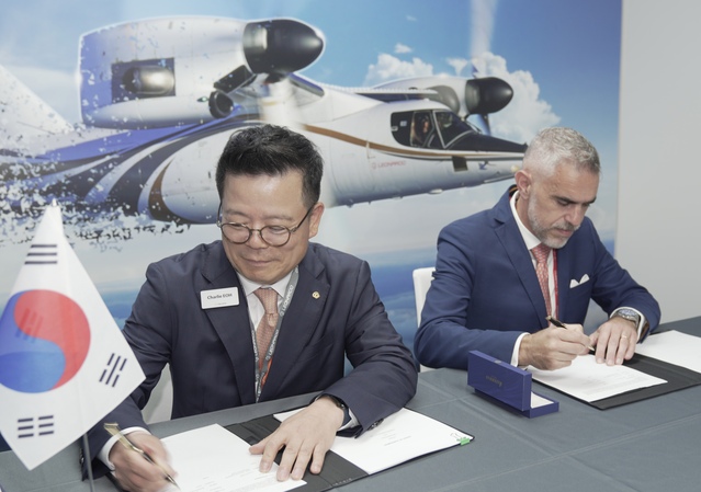 ▲ 한화시스템은 지난 19일 파리에어쇼 현장에서 EU 대표 방산기업 레오나르도와 ‘경공격기 AESA레이다 선행모델 수출 주요조건합의서(HOA)’를 체결했다.(왼쪽부터) 어성철 한화시스템 대표이사, 루카 피콜로 레오나르도 항공사업부문 부사장.ⓒ한화시스템