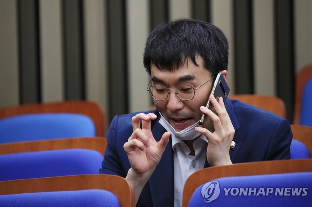▲ 2020년 6월26일 더불어민주당 김남국 의원이 의원총회 시작 전 통화를 하고 있는 모습. ⓒ연합뉴스