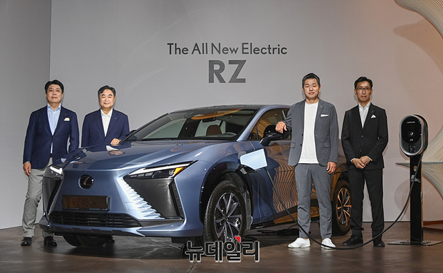 ▲ 렉서스 RZ 출시행사에 임원들이 차량에서 포즈를 취하는 모습 ⓒ뉴데일리