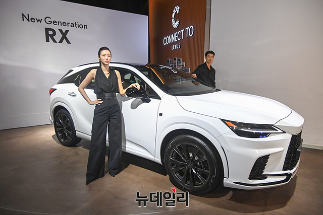 ▲ 5세대 RX 앞에서 모델들이 포즈를 취하고 있다 ⓒ뉴데일리