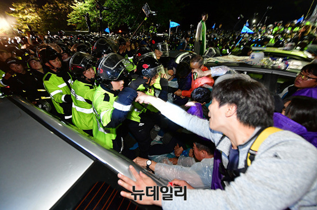 ▲ 2017년 9월 사드 배치에 반대하는 인원들이 경북 성주 사드기지 앞에서 경찰과 충돌하고 있다. ⓒ정상윤 기자.