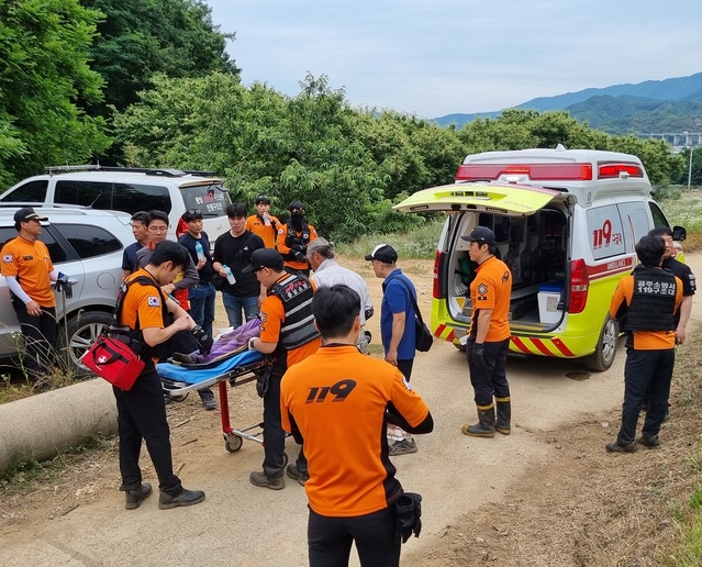 ▲ 충남소방본부 소속 소방관들이  지난 20일 공주시에서 3일간 실종됐던 치매 어르신을 무사히 구조해 병원으로 이송을 준비하고 있다.ⓒ충남소방본부