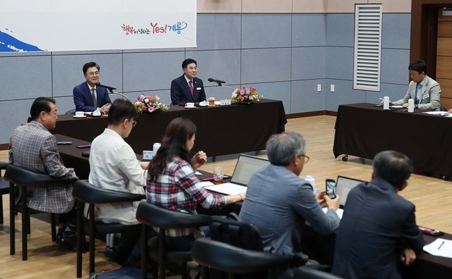 ▲ 김태흠 충남도지사가 21일 계룡시를 방문, 기자간담회를 갖고 있다. 우측에는 이응우 시장이 배석해 있다.ⓒ충남도