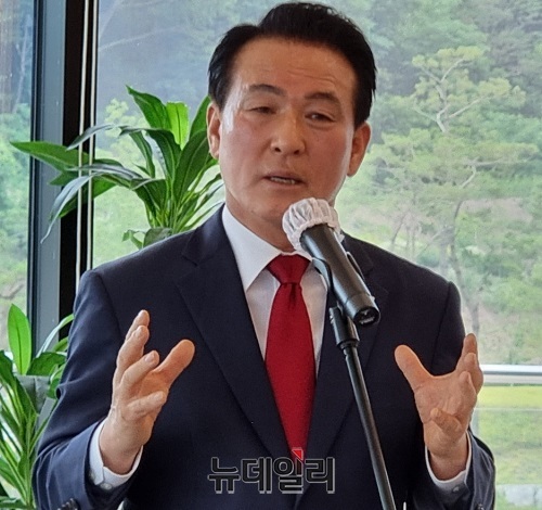 ▲ 백성현 논산시장이 26일 충남 논산시 부적면 로컬푸드직매장에서 민선 8기 1년차 언론인과 현장 특별 대담을 하고 있다.ⓒ이길표 기자