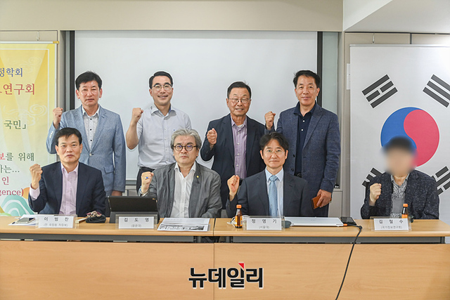 ▲ 한국행정학회 국가정보연구회(연구회장 이대희)가 서울 광화문 한국행정학회 세미나실에서 '우주발사체가 갖는 경제안보적 의미'를 주제로 6월 세미나를 개최했다. (왼쪽 위부터 시계방향으로) 한국행정학회 국가정보연구회 사무국장, 임성재 동국대 북한학연구소 객원연구원, 신언 전 파키스탄 대사, 장석광 'JK포렌식 인텔리전스' 대표, 김철수 박사, 정영기 서울대 원자력정책센터 객원연구원, 김도영 광운대 교수, 이범찬 전 국정원 차장보. ⓒ서성진 기자