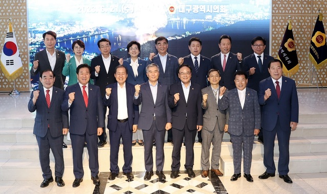 ▲ 대한민국시도의회의장협의회가 ‘2027년 충청권 하계세계대학경기대회’ 성공 개최를 위한 정부의 전폭적인 지원을 촉구했다. 홍준표 대구시장이 참석한 가운데 조길연 충남도의장, 이상래 대전시의장, 황영호 충북도의장, 이순열 세종시의장이 파이팅을 외치고 있다.ⓒ충남도의회