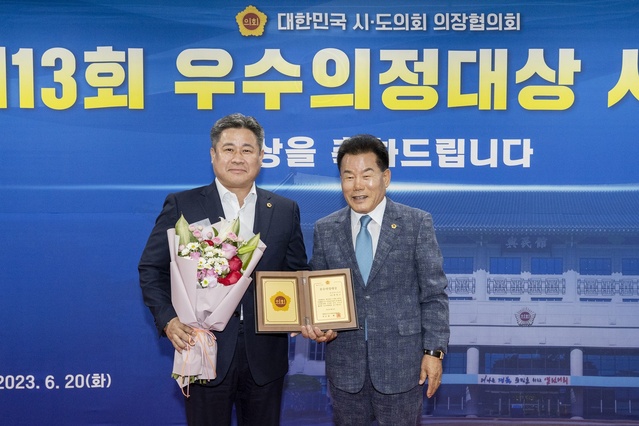 ▲ 경북도의회 최병근 의원(왼쪽)은 20일 경북도의회에서 열린 ‘제13회 우수의정대상 시상식’에서 지역경제 활성화 및 주민 복리 증진 위한 조례 발굴 등 공로를 인정받아 의정대상을 수상했다.ⓒ경북도의회