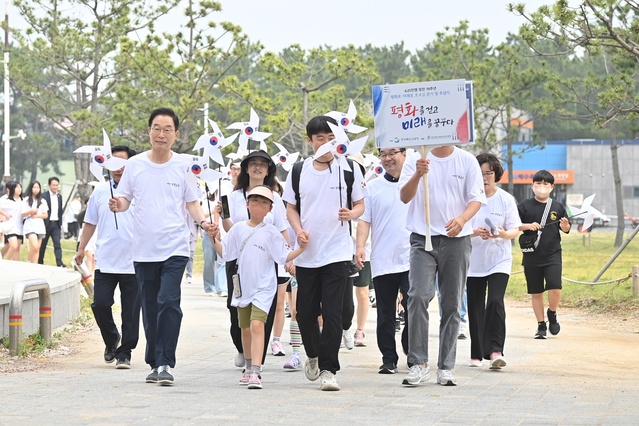 ▲ 경북교육청(교육감 임종식)은 지난 10일 영덕과 영천, 17일 안동과 칠곡 4개 권역에서 6.25전쟁 정전 70주년을 맞이해 실시된 ‘평화로·미래로 호국길 걷기’ 행사를 성공적으로 마쳤다.ⓒ경북교육청