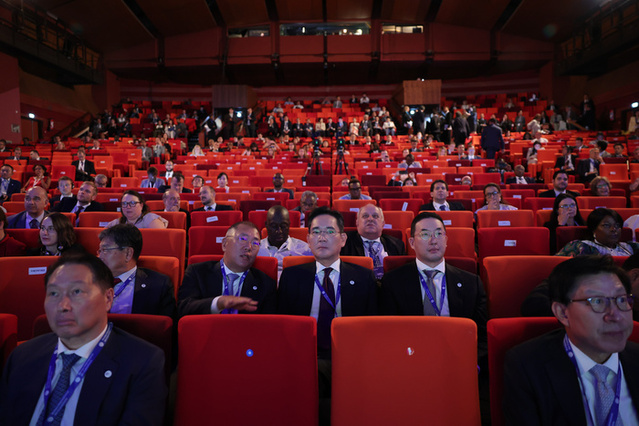 ▲ 2030 세계박람회 부산 유치 활동 지원을 위해 프랑스를 방문한 최태원 SK그룹 회장(왼쪽부터), 정의선 현대차그룹 회장, 이재용 삼성전자 회장, 구광모 LG그룹 회장과 박형준 부산시장이 20일(현지시간) 파리 이시레몰리노의 제172차 국제박람회기구(BIE) 총회장에서 진행된 4차 경쟁 프레젠테이션(PT)에 참석하고 있다.ⓒ연합뉴스