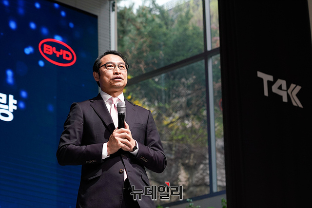▲ 올해 4월 'T4K' 론칭 쇼케이스에서 발언하는 류쉐랑 BYD 아태자동차판매사업부 총경리 모습. ⓒ뉴데일리DB