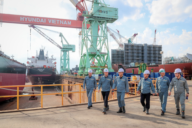 ▲ 정기선(왼쪽 두 번째) HD현대 사장이 현대베트남조선을 방문해 현장을 점검하고 있다. ⓒHD현대