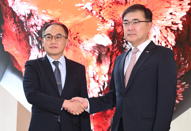 ▲ 이원석 검찰총장(왼쪽)이 22일 오후 서울 영등포구 여의도 한국거래소에서 손병두 한국거래소 이사장과 악수하고 있다. ⓒ한국거래소