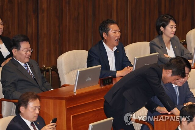 ▲ 정청래 더불어민주당 최고위원이 지난 20일 오전 국회에서 열린 본회의에서 김기현 국민의힘 대표의 교섭단체 연설에 반대의 목소리를 내고 있다. ⓒ연합뉴스