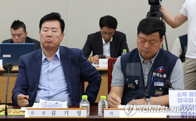 ▲ 22일 오후 세종시 정부세종청사 최저임금위원회 회의실에서 열린 제7차 전원회의에서 사용자위원인 류기정 한국경영자총협회 전무(왼쪽)와 근로자위원인 류기섭 한국노총 사무총장이 자리하고 있다. ⓒ연합뉴스