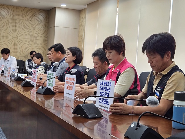 ▲ 22일 오후 정부세종청사에서 열린 근로자위원 측의 최초 요구안 발표 기자회견에서 위원들이 자리하고 있다.ⓒ김기랑 기자