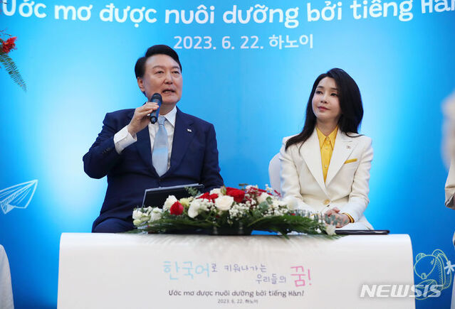 ▲ 윤석열 대통령이 22일(현지시각) 하노이 국가대학에서 열린 베트남 한국어 학습자와의 대화에서 격려사를 하고 있다. ⓒ뉴시스