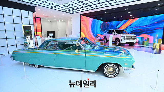 ▲ 더하우스오브지엠 1층에 전시된 쉐보레 임팔라와 타호의 모습 ⓒ뉴데일리