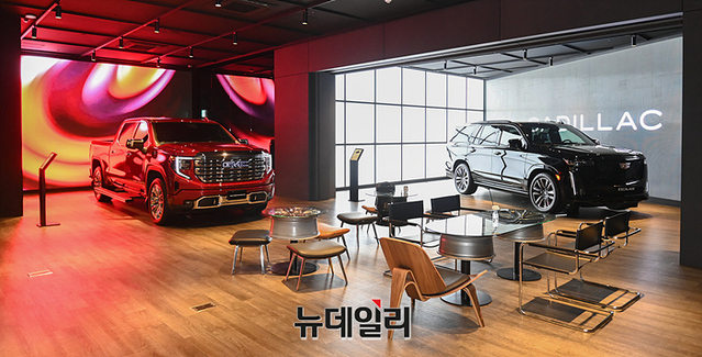 ▲ 2층에는 GMC 시에라와 캐딜락 에스컬레이드가 전시돼있다 ⓒ뉴데일리