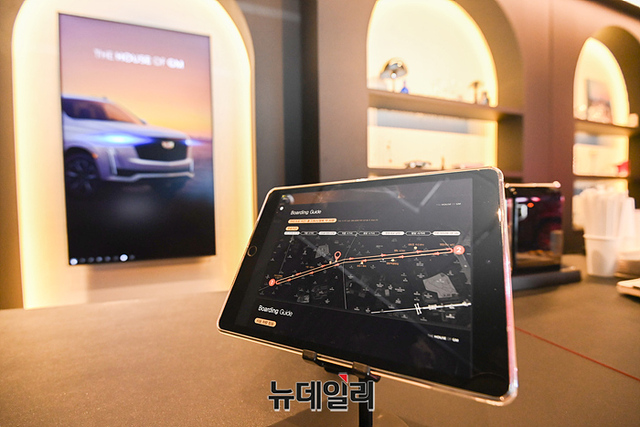 ▲ 2층 벽면 숨겨진 공간에 차량 상세 설명을 위한 모니터가 배치돼있다 ⓒ뉴데일리