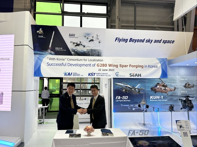 ▲ 소재국산화 기념식에서 박경은 KAI 기체사업부문장과 이정훈 세아창원특수강 대표이사가 기념 사진을 찍고 있다.ⓒKAI