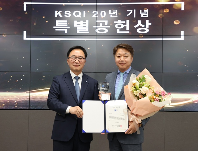 ▲ 송봉섭 삼성전자서비스 대표이사(오른쪽)가 한수희 한국능률협회컨설팅 대표이사(왼쪽)에게 '특별 공헌상'을 수여받는 모습 ⓒ삼성전자서비스