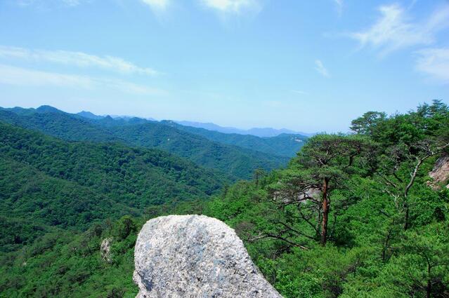 ▲ 장군 바위에서 월악산 방향을 바라본 풍광.ⓒ진경수 山 애호가