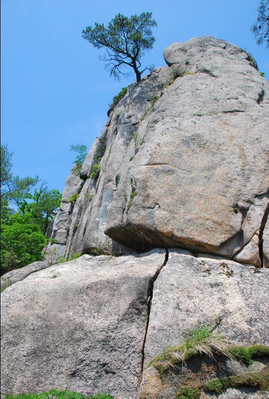 ▲ 안부에서 오르면서 만난 장군 바위.ⓒ진경수 山 애호가