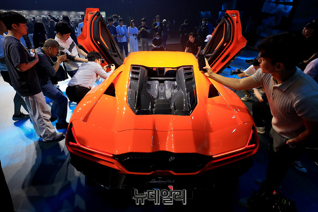 ▲ V12엔진과 3개 전기모터를 탑재한 레부엘토의 후면부 ⓒ뉴데일리