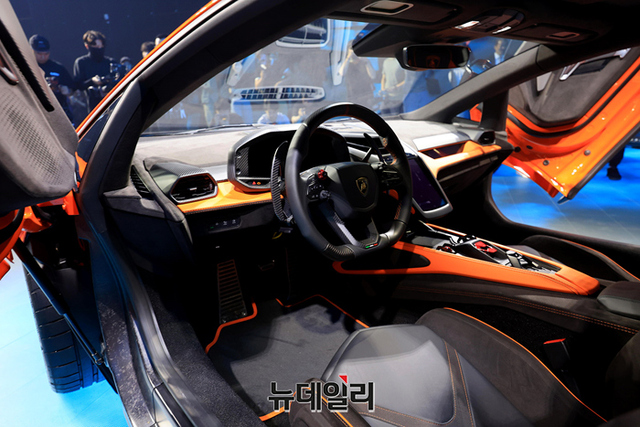 ▲ V12엔진과 3개 전기모터를 탑재한 레부엘토의 운전석부 실내 ⓒ뉴데일리